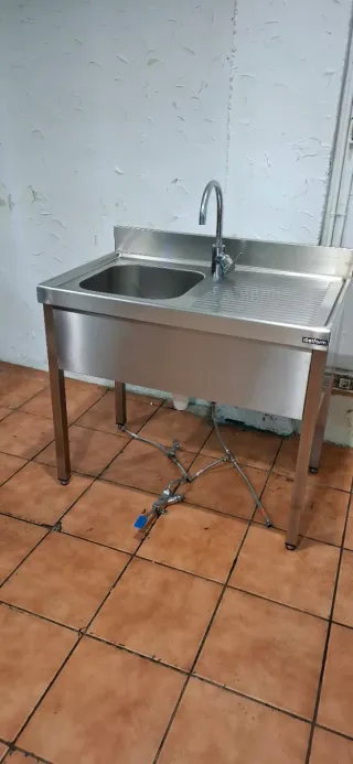 Fregadero industrial con grifo
