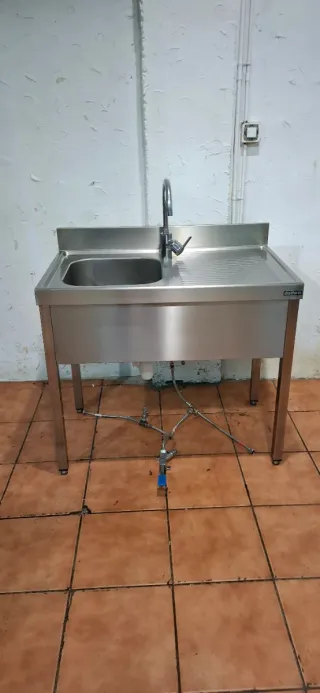 Fregadero industrial con grifo