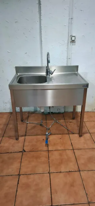 Fregadero industrial con grifo
