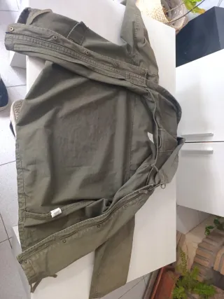 Chaqueta verde militar con capucha