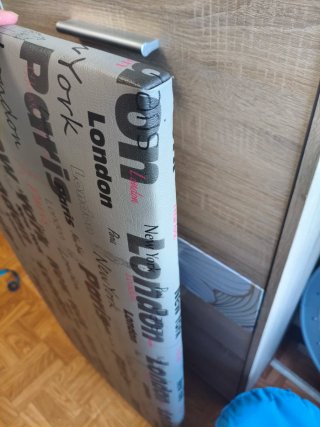 Cabecero Tapizado Gris con Diseño Ciudades