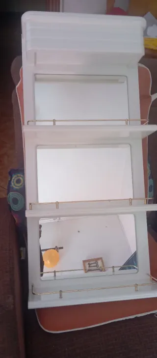 Estantería de baño blanca y dorada