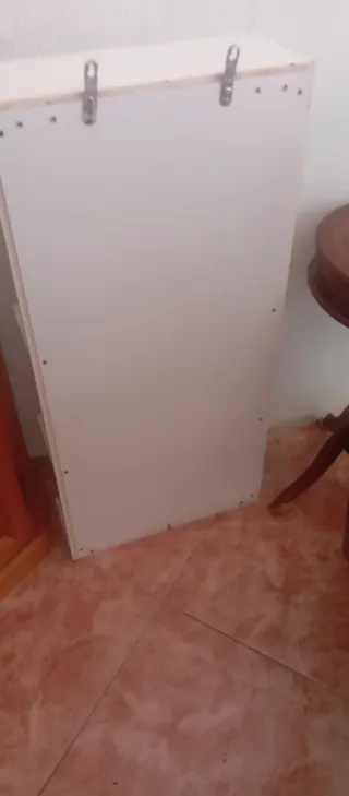 Estantería de baño blanca y dorada