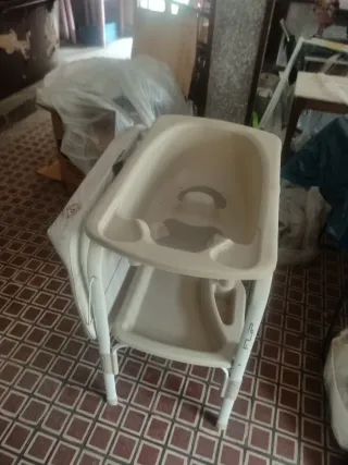 Cuna, silla coche, cambiador con bañera