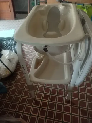 Cuna, silla coche, cambiador con bañera