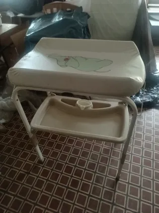 Cuna, silla coche, cambiador con bañera