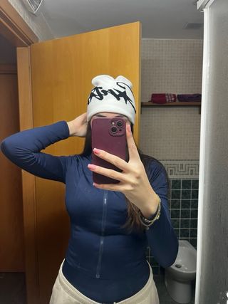 Gorra blanca con logo negro