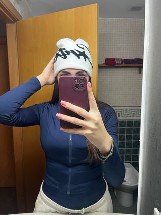 Gorra blanca con logo negro