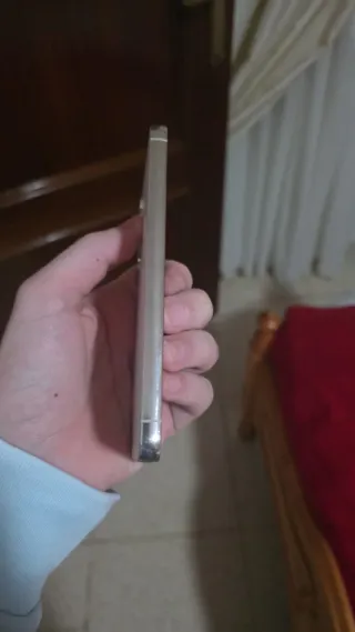 Móvil blanco plateado