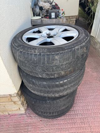 llanta Audi con neumáticos 180€ las 4