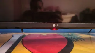 Televisor Negro con luces por detrás de 55 pulgada