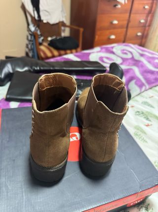 Botín de ante marrón con tachuelas