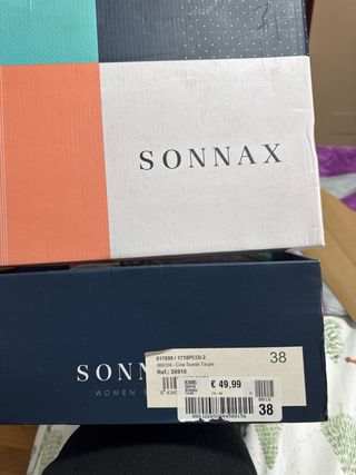 Botín de ante marrón con tachuelas