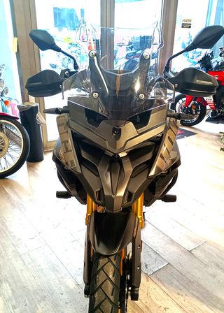 Voge 525 DSX Negra y Dorada