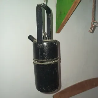 Lámpara antigua de metal