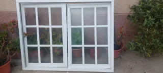 Ventanas blancas con persianas