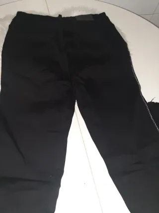 Pantalón pitillo Zara negro