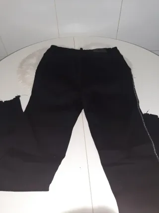 Pantalón pitillo Zara negro