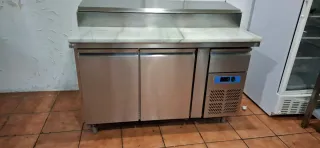 Mesa fria de preparacion de pizza