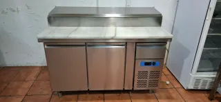 Mesa fria de preparacion de pizza