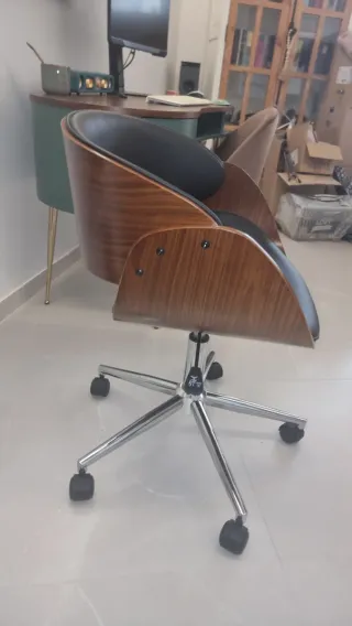 Silla de oficina ergonómica madera y cuero