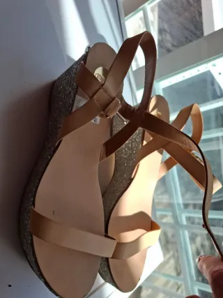 Tacones Beige y Dorados plateado Brillantes