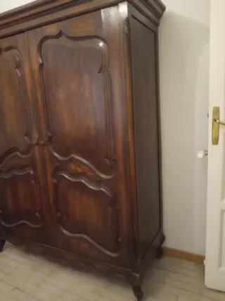 ARMARIO ANTIGUO DE DOS CUERPOS EN MADERA LABRADA