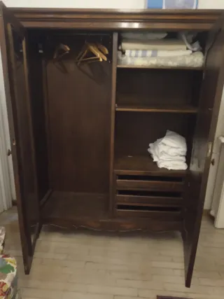 ARMARIO ANTIGUO DE DOS CUERPOS EN MADERA LABRADA