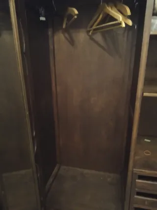 ARMARIO ANTIGUO DE DOS CUERPOS EN MADERA LABRADA