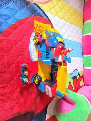 Juguete transformable coche-robot