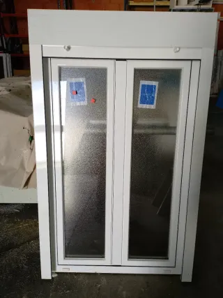 Ventana abatible Climalit con persiana