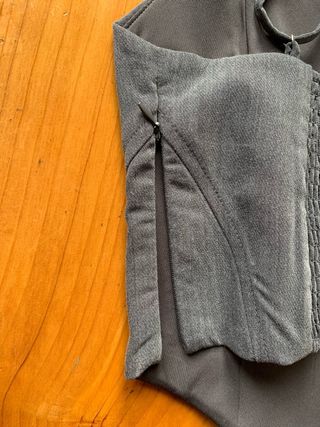 Top gris con tirantes