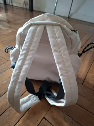 Mochila practica de parfois. Varios bolsillos.