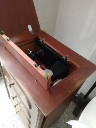 Máquina de coser Alfa con mueble