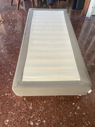 Base tapizada . Somier con patas . Ikea Mod LYNGÖR