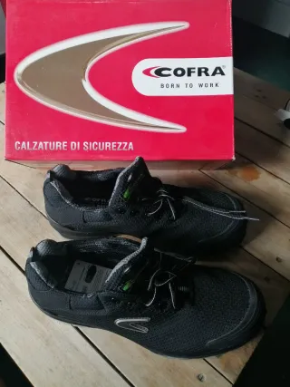 Zapatos de seguridad negros y grises