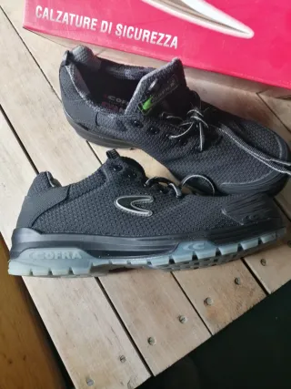 Zapatos de seguridad negros y grises