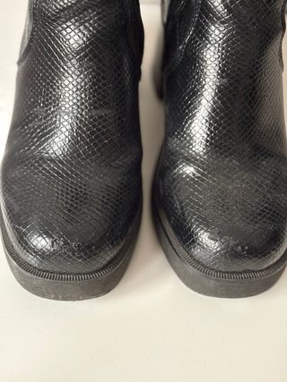 Botines negros efecto piel serpiente