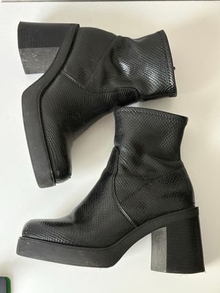 Botines negros efecto piel serpiente