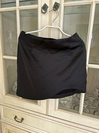 Falda negra satinada
