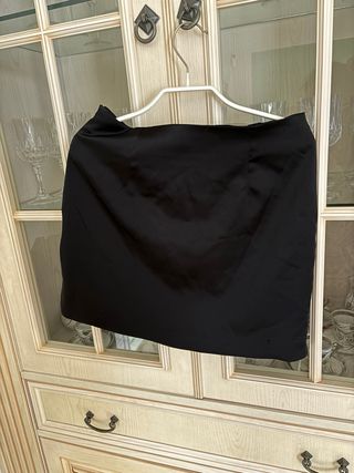 Falda negra satinada