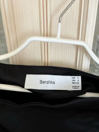 Falda negra satinada