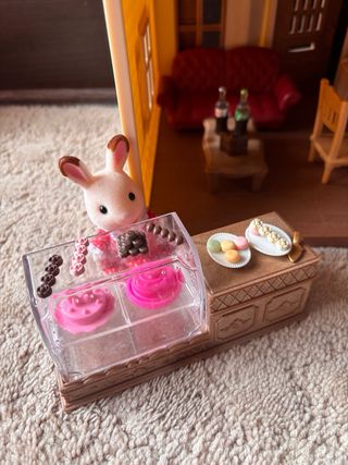 Casa de muñecas silvania con tejado rojo