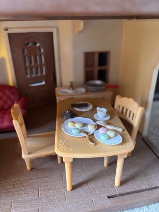 Casa de muñecas silvania con tejado rojo