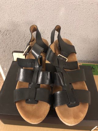 Sandalias Clarks Cuña Beige y Negro