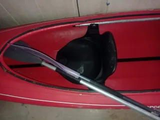 Kayak de pesca rojo