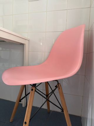 Silla rosa moderna patas madera