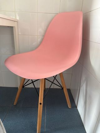 Silla rosa moderna patas madera