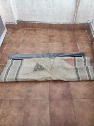 Alfombra de tela beige y rosa