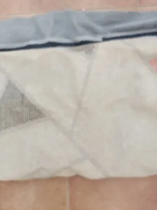 Alfombra de tela beige y rosa